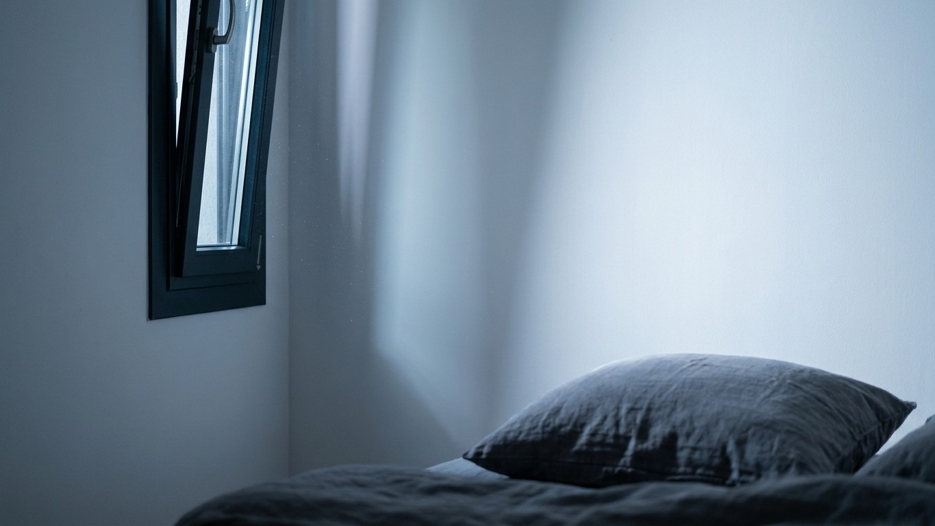 What's Actually Floating Into Your Bedroom at 3 a.m.? A 25-Year Sleep Habit Reveals the Uncomfortable Truth
