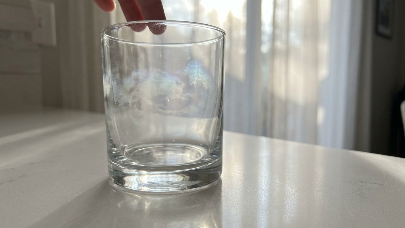 Glass restorers can't stop repeating it: this powder in the dishwasher drawer is what turns your tumblers permanently cloudy