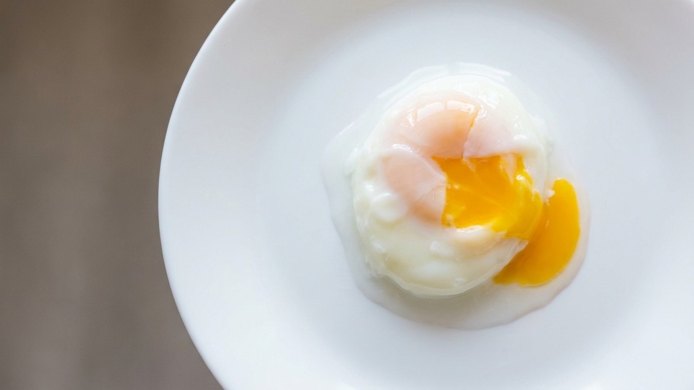 It's over for vinegar swirled into the poaching water: what keeps the white in one piece is already decided before the pan...
